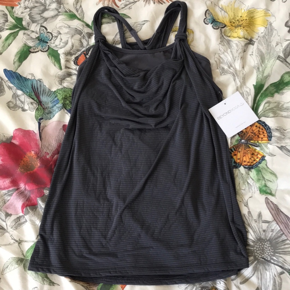🦋 5/$15 Beyond Yoga dark gray TOP. Gray. Built-in bra.